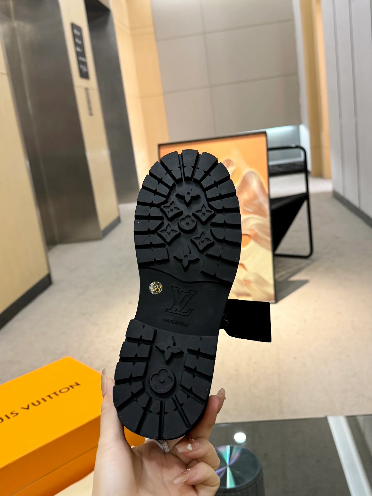 👟👟Ex-factory price 560👟👟 Men's size +20 Top version: 🏆Louis Vuitton x Timberland co-branded Via Instagram Lv ²⁰²4𝐬𝐬 Early autumn Timberland rhubarb boots worn by many stars 💯Multiple sets of outfits, autumn and winter limited edition👊 It is very difficult to buy at counters. This will be the first explosive version to detonate early autumn. It is worthy of having a unique fashion trend leading style. It is highly recommended to buy. Fabric: first layer nubuck leather. Lining: cowhide lining. Outsole: two-color rubber (sole thickness 5cm). Size: Female 35-41 (41 customized) Male 39-45 (45 customized)